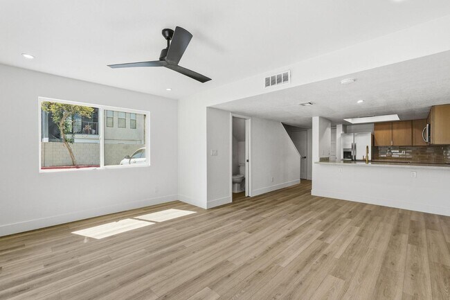 Photo - 122 S Hardy Dr