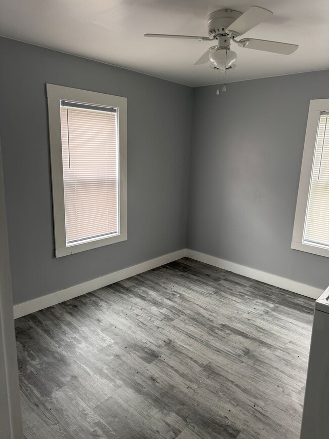 Building Photo - 2nd floor 2 bedroom 1 bath unit