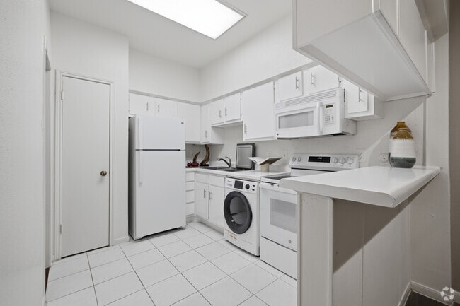 A2 1BR, 1BA - 797SF - Kitchen - Woodlake on the Bayou Apartments