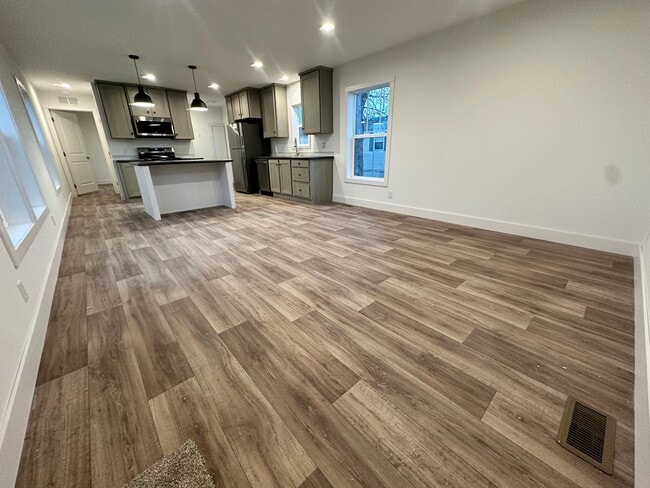 Photo - 19 Cavalier St N