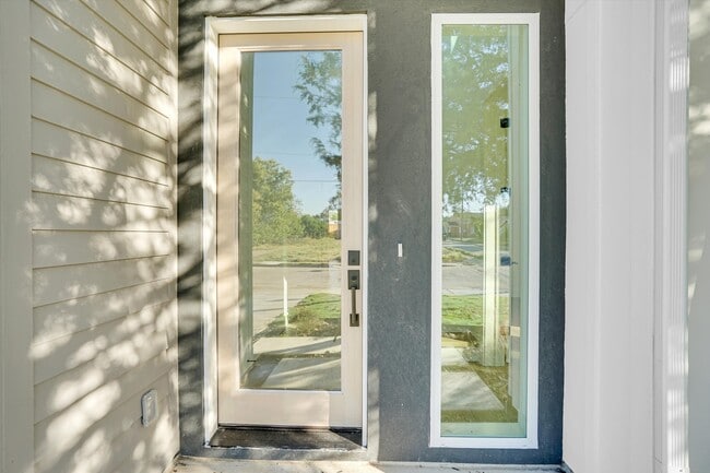 Photo - 1703 Nomas St