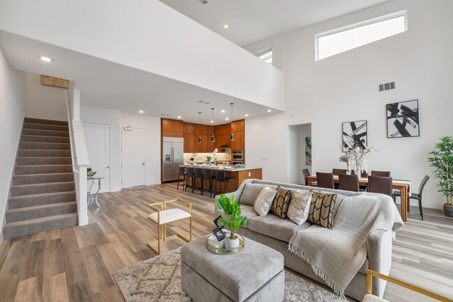 Photo - Gorgeous penthouse condo in East Industrial neighborhood – Fremont! Unidad 306