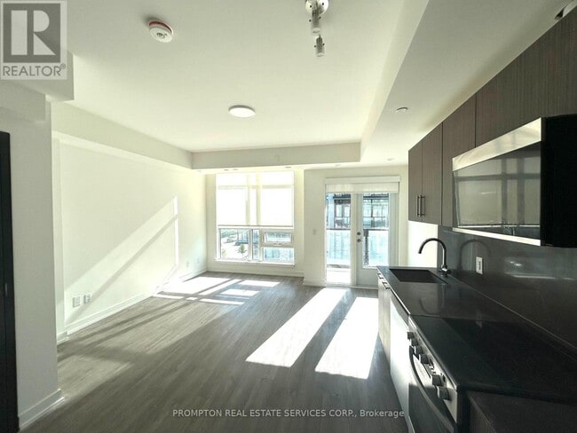 Photo - 871 Sheppard Ave W