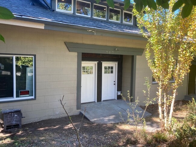 Building Photo - 717 N Forest St Unit #A