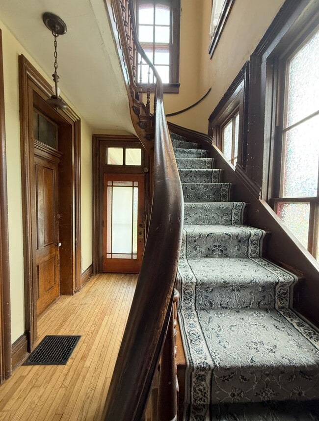 Building Photo - 1008 Tippecanoe St Unit #2