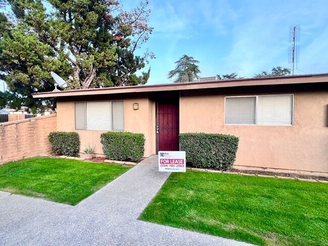 Building Photo - $1,650 Barstow & Minnewawa, 2 bedroom Condo - Clovis / Beautiful Landscaping