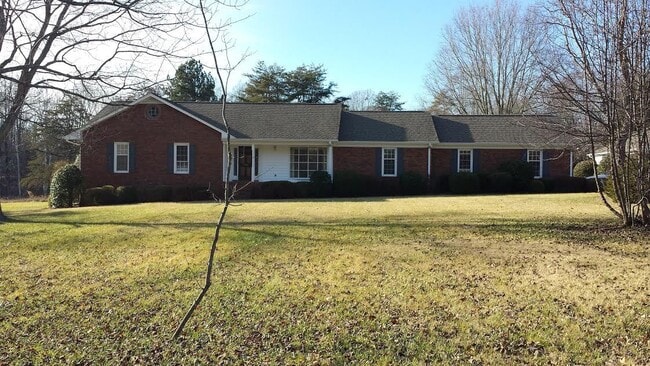 Building Photo - Classic 4BR brick ranch in Summerfield w/pool -- Northern Schools -- Updated Kitchen and Baths
