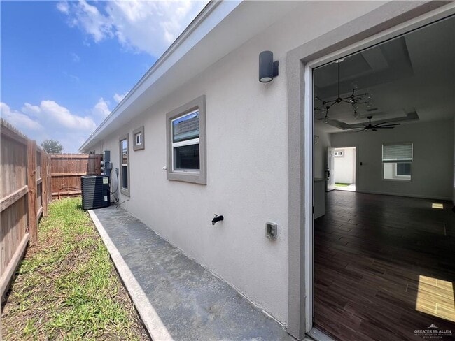 Building Photo - 19 W Woodson Dr Unit 2