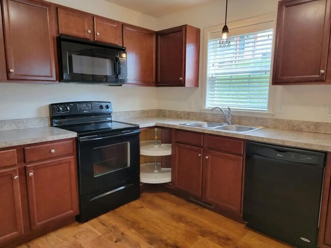 Photo - 639 Winding Ln