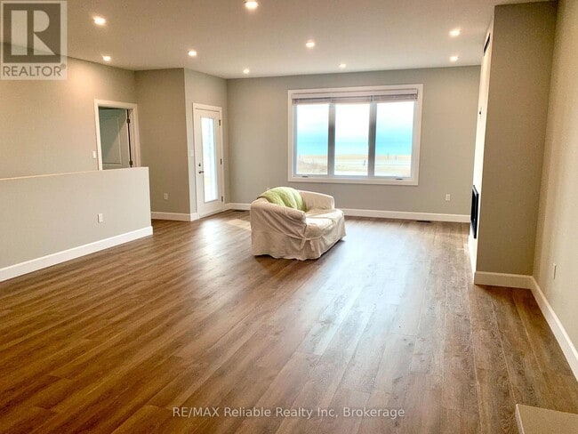 Photo - 454 Warren St