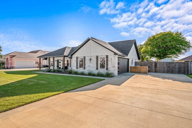 Photo - Stunning 4 bedroom with two bonus spaces, ...