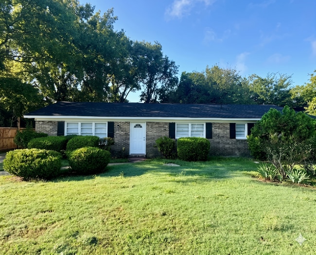 Building Photo - 1206 Woodbridge Dr