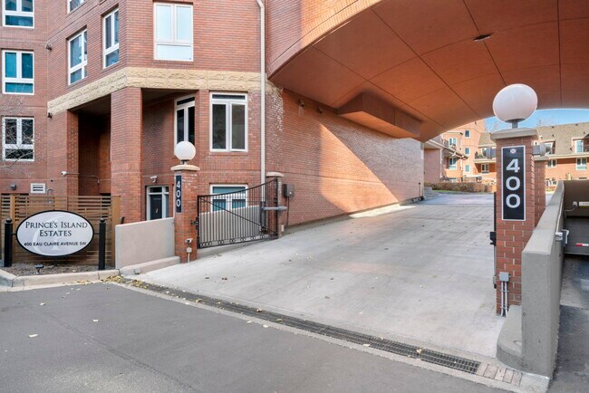 Photo - 400-1400 Eau Claire Ave SW