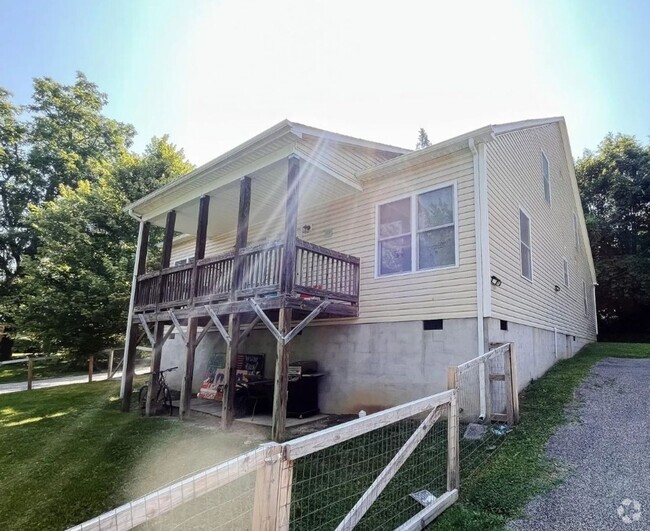 Building Photo - 3 bedroom | 2.5 bathroom Home in Graves Ave.