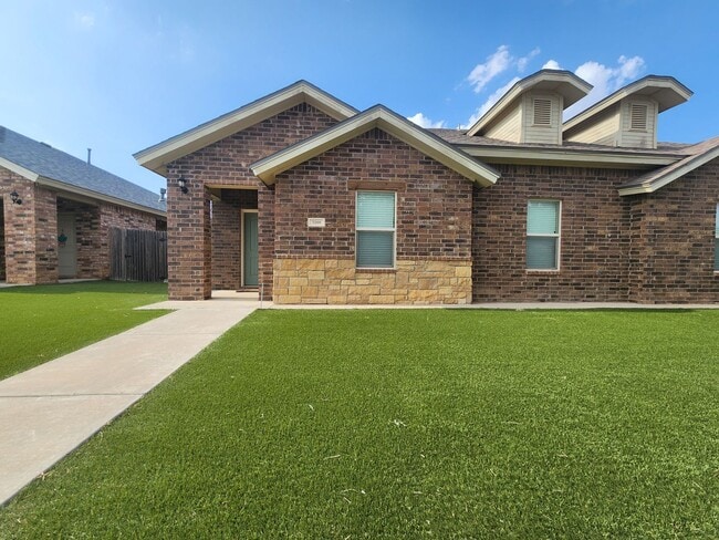 Building Photo - Beautiful 3/2 Townhome in Lubbock Cooper!