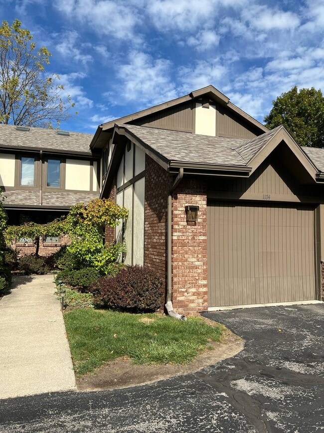 Building Photo - 1174 Hidden Ridge Rd Unit B