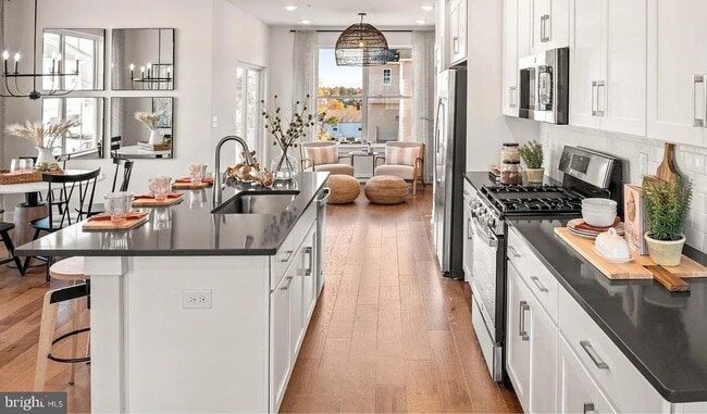 Photo - 727 Peony Ln