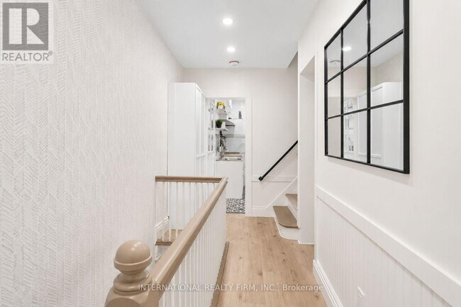 Photo - 793 Dufferin St