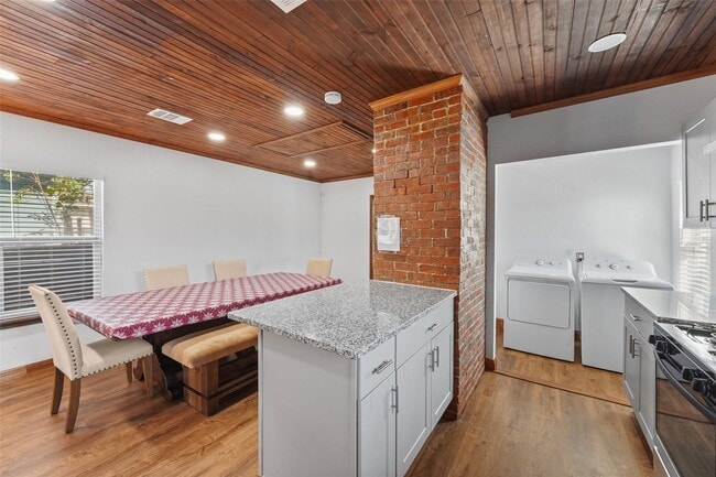 Photo - 7623 Ave E