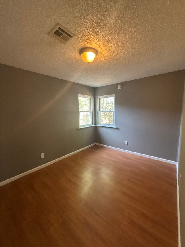 Photo - 107 Oak St