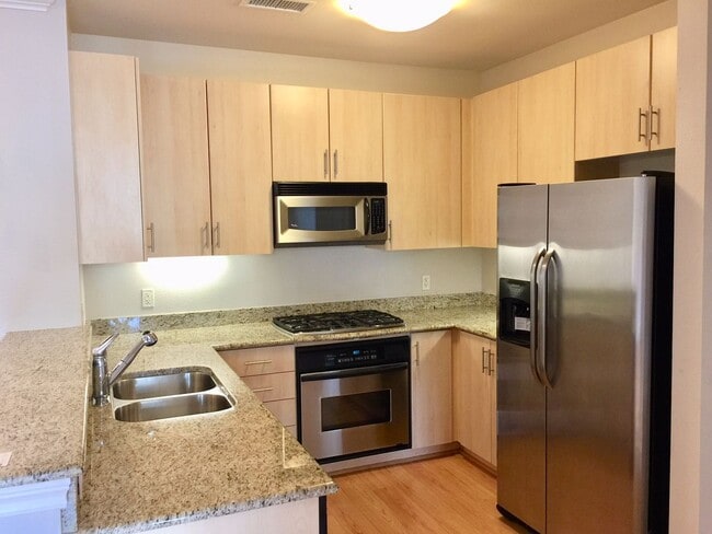 Building Photo - Large upgraded 1 Bdrm, 1 Bath w/storage ro... Rental