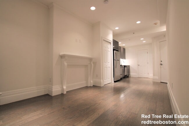 Building Photo - 270 Newbury St Unit 6 Rental