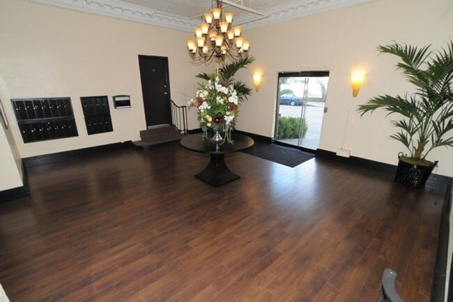 Chateau Hollywood