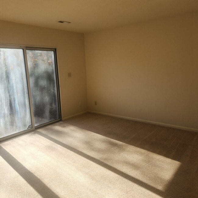 Photo - 3853 Staffordshire Ln