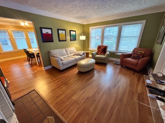 LIVING ROOM - 2933 E Derbyshire Rd Apartamentos Unidad Lower