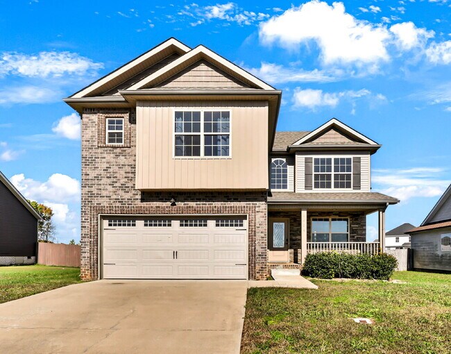 Building Photo - Close to Post and Move in Ready!