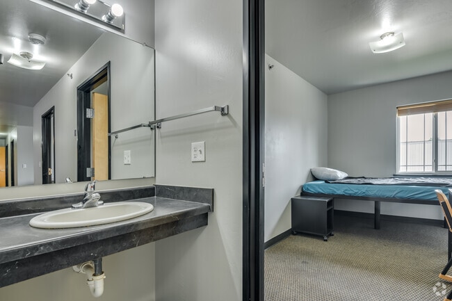 4BR, 2BA - 1,000SF - Hallway
