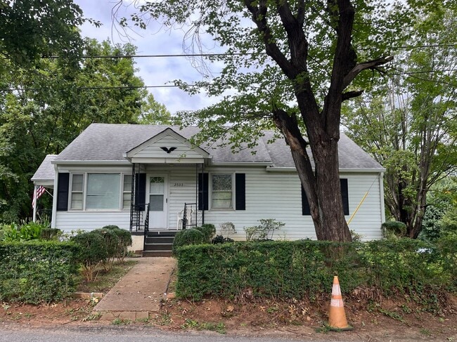 Building Photo - One Level House off Odd Fellows Road
