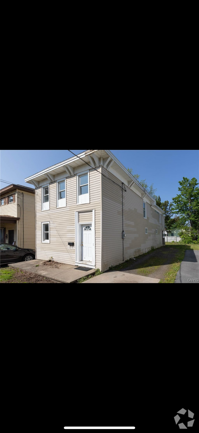 Building Photo - 170 W 8th St Rental