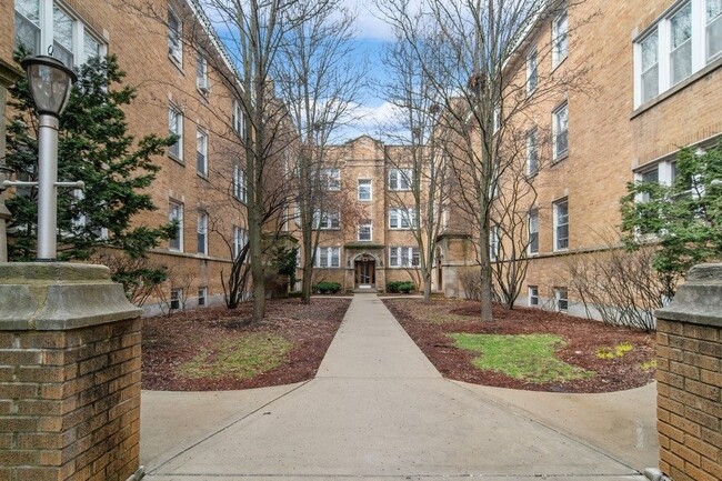 Building Photo - 611 W Briar Pl