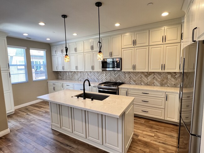 Custom Kitchen - 9931 Leavesly Trl Townhome