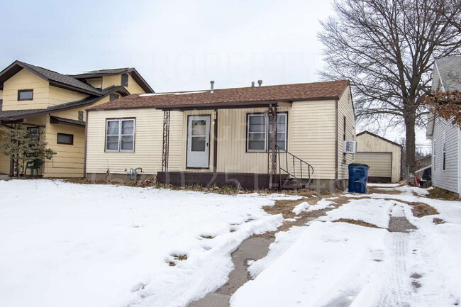 Building Photo - 2 Bedroom 1 Bath