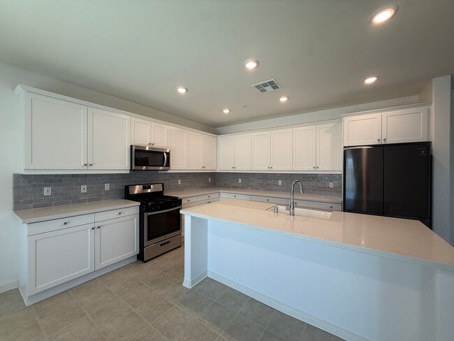 Photo - Rosamond 4 Bedroom + 3 Bathroom !