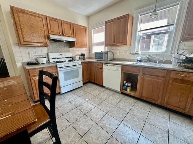 Building Photo - 42 Bromfield Rd