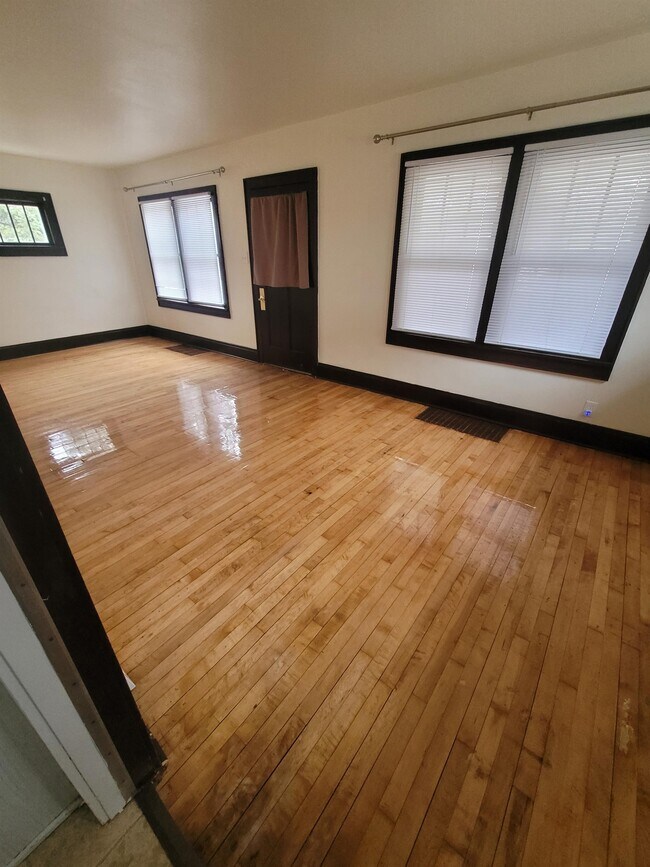 Photo - 1478 E Mason St