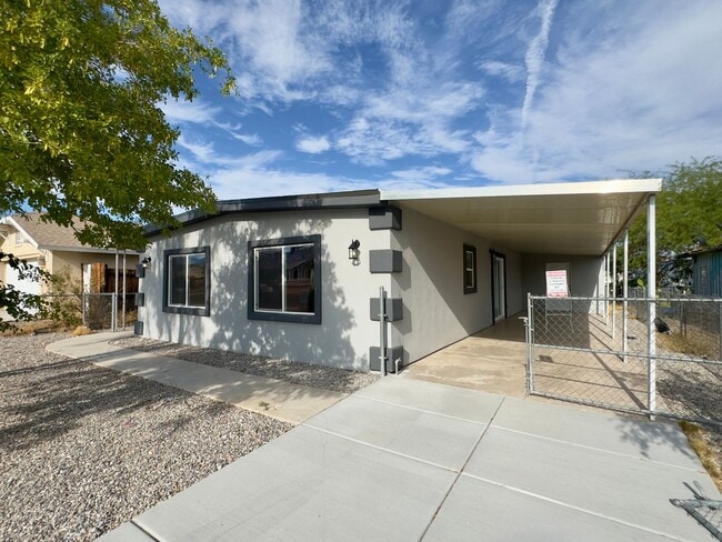 Building Photo - Beautifully spacious 2 bedroom 2 bath Rental