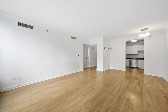 Photo - 25 E Superior St