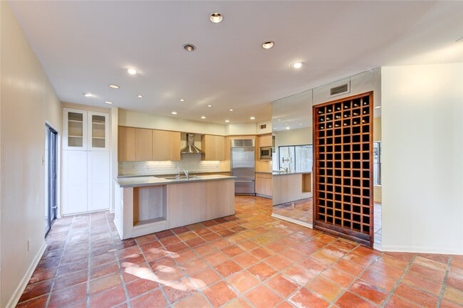 Building Photo - 5300 Mercer St Unit 10