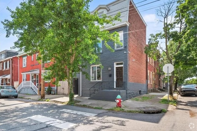 Building Photo - *Beautifully Updated & Spacious 3BD/2.5BA ... Rental