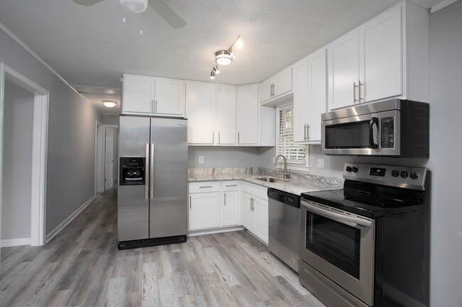 Photo - Charming 3 bed/2 bath home with Sunroom and Deck, minutes from Downtown Durham!