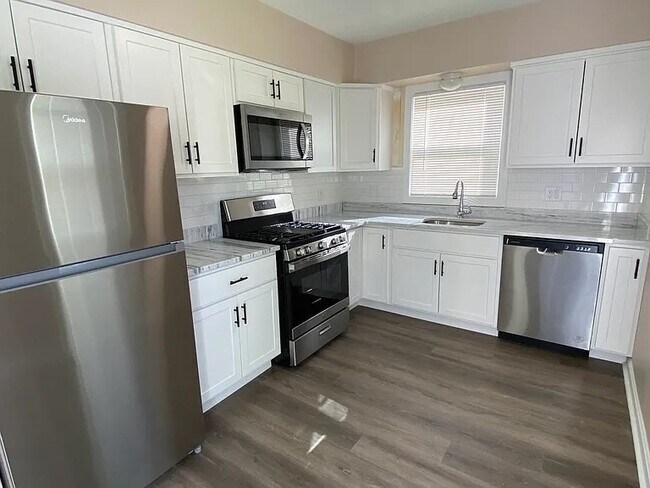 Building Photo - 400 Massachusetts Ave Unit 4