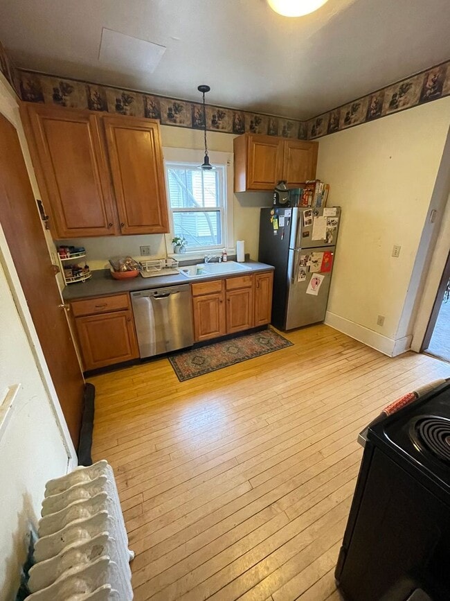 Photo - AVAILABLE JUNE 1st! - 4 Bed, 1 Bath