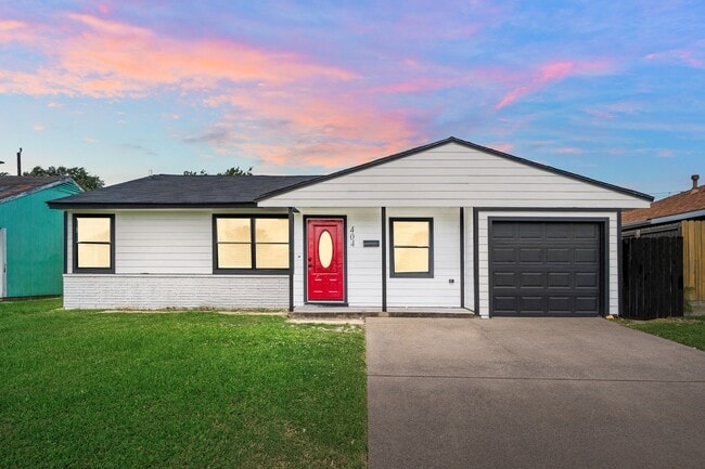 Photo - 404 Glenmore Dr