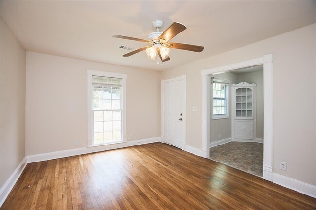 Photo - 158 Hedges St SE