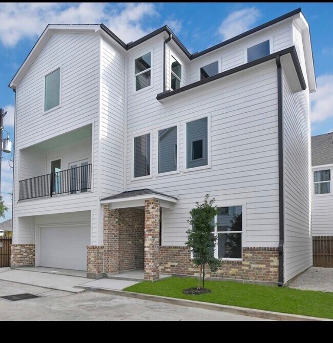 Photo - 207 Edgewood St