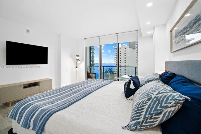 Photo - 1300 Brickell Bay Dr Unit 905